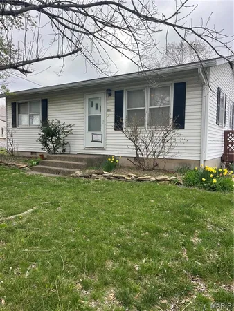 $176,000 | 811 South Court Street, Bowling Green, MO 63334