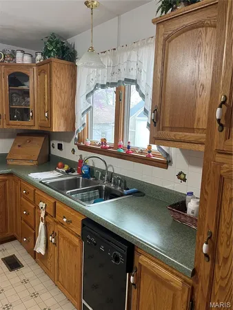 $176,000 | 811 South Court Street, Bowling Green, MO 63334