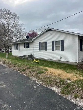 $176,000 | 811 South Court Street, Bowling Green, MO 63334