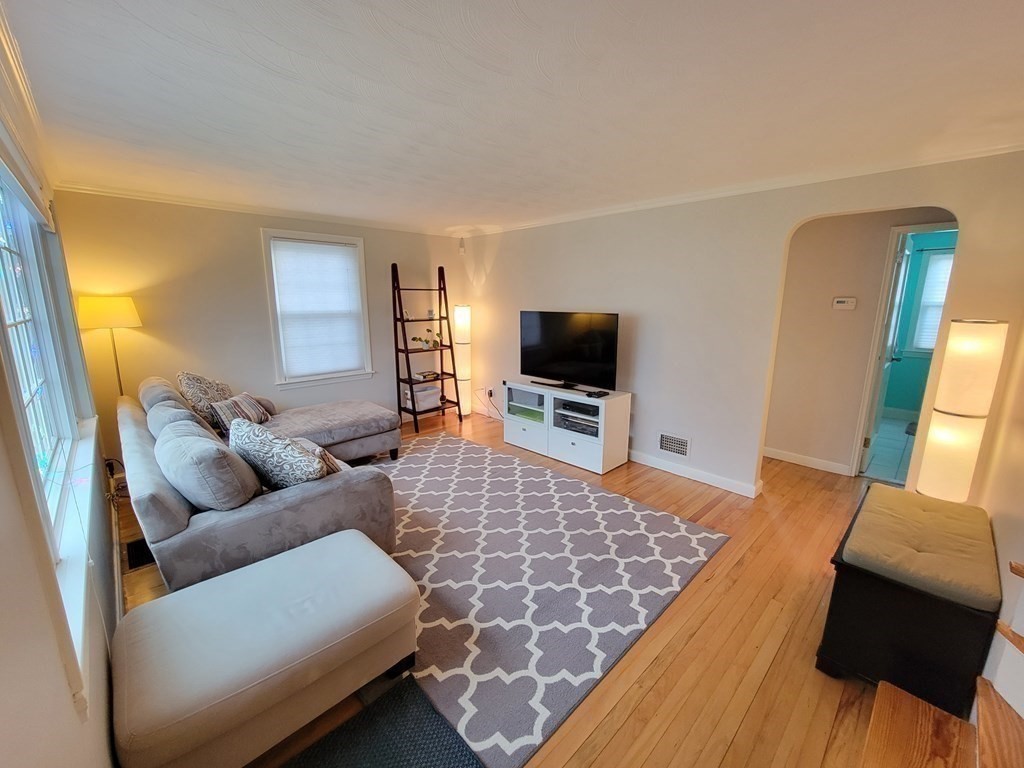 137 Temple Road Waltham, MA 02452 - Photo 3 of 16 Gallery Image 3