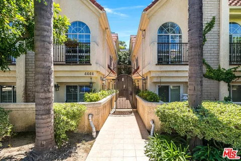 $1,150,000 | 4444 Moorpark Way, Unit 202, Toluca Lake, CA 91602