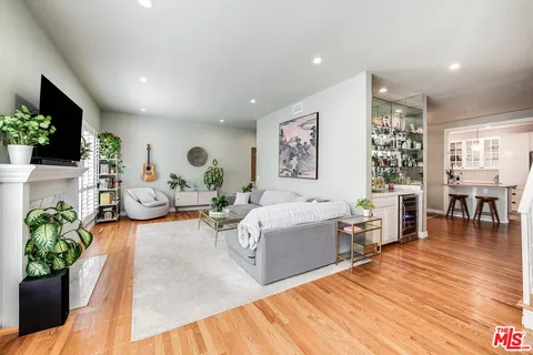 $1,115,000 | 4444 Moorpark Way, Unit 202, Toluca Lake, CA 91602