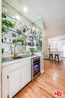 $1,115,000 | 4444 Moorpark Way, Unit 202, Toluca Lake, CA 91602
