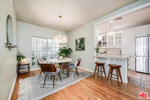 $1,115,000 | 4444 Moorpark Way, Unit 202, Toluca Lake, CA 91602