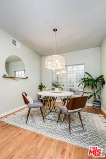 $1,115,000 | 4444 Moorpark Way, Unit 202, Toluca Lake, CA 91602