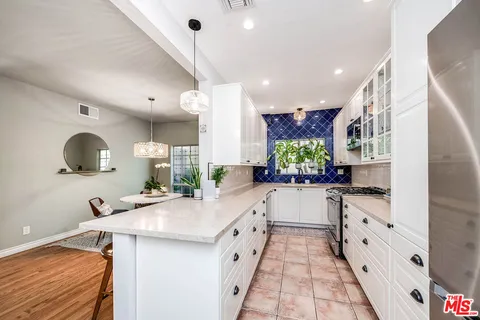 $1,115,000 | 4444 Moorpark Way, Unit 202, Toluca Lake, CA 91602