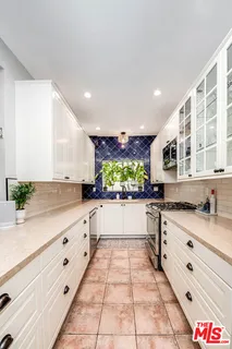 $1,115,000 | 4444 Moorpark Way, Unit 202, Toluca Lake, CA 91602