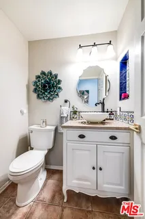 $1,115,000 | 4444 Moorpark Way, Unit 202, Toluca Lake, CA 91602