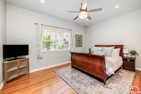 $1,115,000 | 4444 Moorpark Way, Unit 202, Toluca Lake, CA 91602