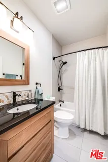 $1,115,000 | 4444 Moorpark Way, Unit 202, Toluca Lake, CA 91602