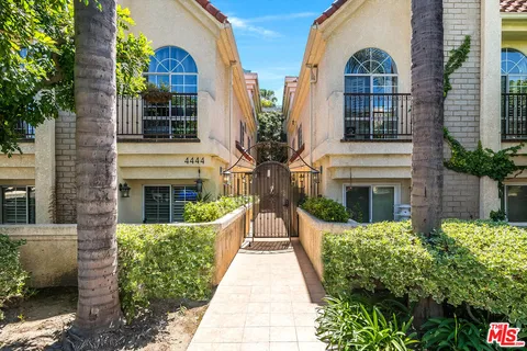 $1,115,000 | 4444 Moorpark Way, Unit 202, Toluca Lake, CA 91602