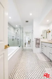 $1,115,000 | 4444 Moorpark Way, Unit 202, Toluca Lake, CA 91602