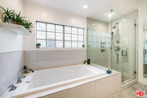 $1,115,000 | 4444 Moorpark Way, Unit 202, Toluca Lake, CA 91602