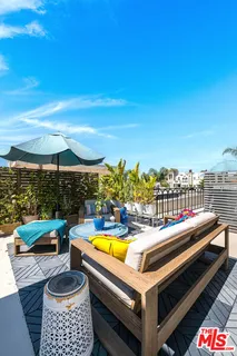 $1,115,000 | 4444 Moorpark Way, Unit 202, Toluca Lake, CA 91602