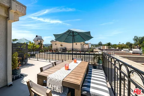 $1,115,000 | 4444 Moorpark Way, Unit 202, Toluca Lake, CA 91602