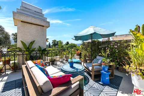 $1,115,000 | 4444 Moorpark Way, Unit 202, Toluca Lake, CA 91602