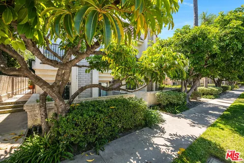 $1,115,000 | 4444 Moorpark Way, Unit 202, Toluca Lake, CA 91602