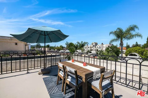 $1,115,000 | 4444 Moorpark Way, Unit 202, Toluca Lake, CA 91602
