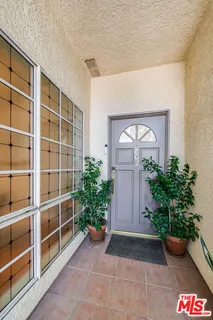 $1,115,000 | 4444 Moorpark Way, Unit 202, Toluca Lake, CA 91602