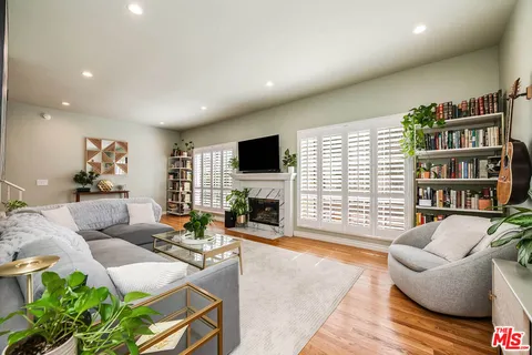 $1,115,000 | 4444 Moorpark Way, Unit 202, Toluca Lake, CA 91602