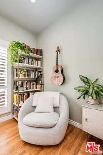 $1,115,000 | 4444 Moorpark Way, Unit 202, Toluca Lake, CA 91602