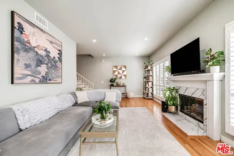 $1,115,000 | 4444 Moorpark Way, Unit 202, Toluca Lake, CA 91602
