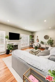$1,115,000 | 4444 Moorpark Way, Unit 202, Toluca Lake, CA 91602
