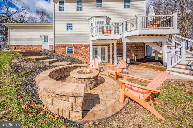 a view of a white building with a fountain in front of it
