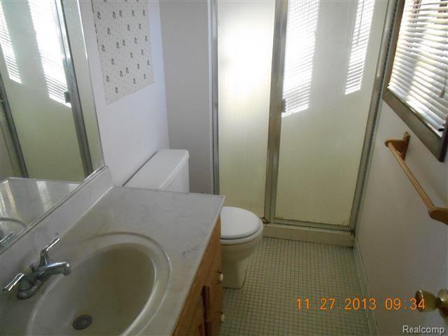 793 Dressler Lane Rochester, MI 48307 - Photo 11 of 13 mstbath.jpg