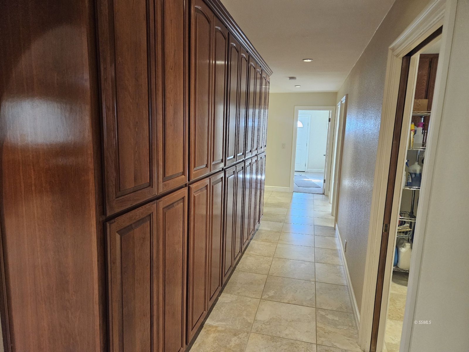 928 North Brady Street Ridgecrest, CA 93555 - Photo 10 of 21 a view of gallery with wooden floor