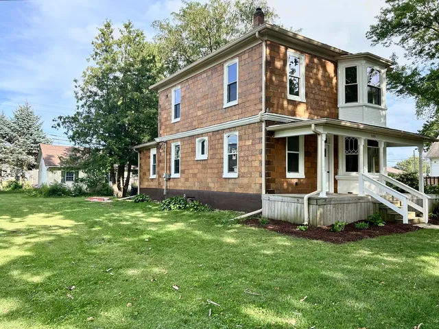 a view of house with a yard
