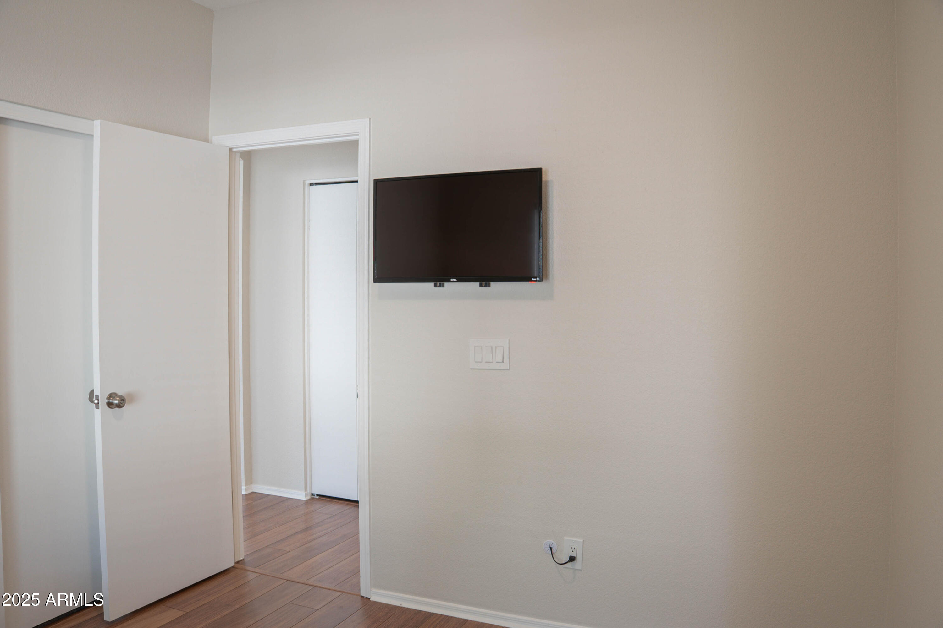 625 North Hamilton Street, Unit 27 Chandler, AZ 85225 - Photo 26 of 40 a view of a livingroom with wooden floor