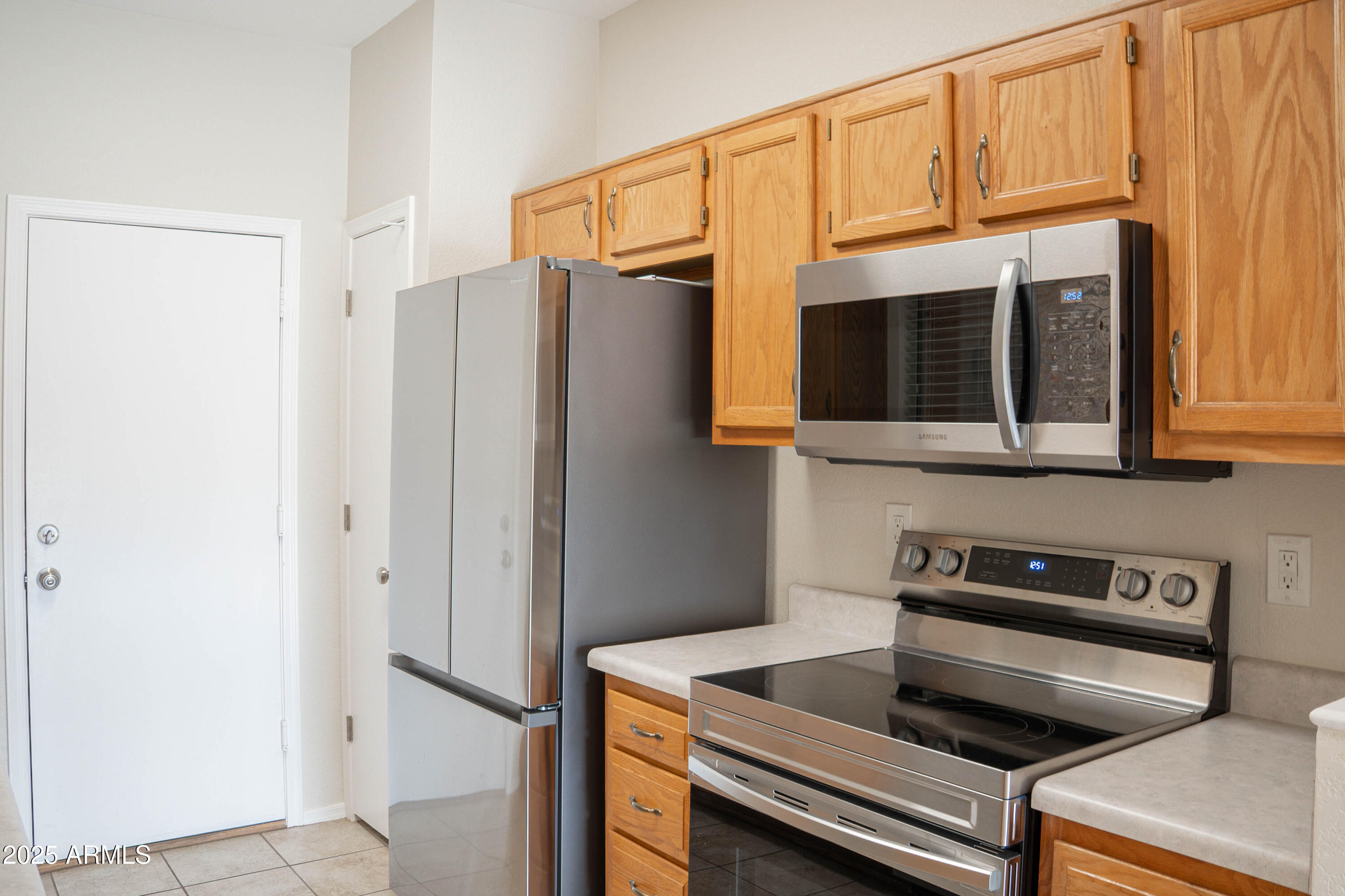 625 North Hamilton Street, Unit 27 Chandler, AZ 85225 - Photo 29 of 40 a kitchen with stainless steel appliances granite countertop a refrigerator and a stove