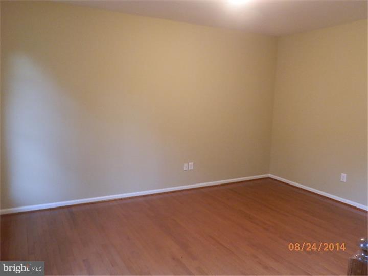 425 A Peltoma Road Barrington, NJ 08033 - Photo 2 of 10 Living Room