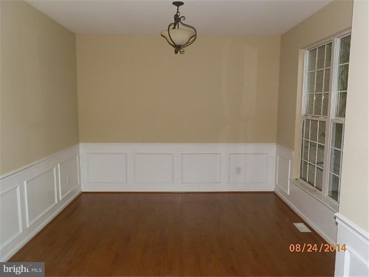 425 A Peltoma Road Barrington, NJ 08033 - Photo 3 of 10 Dining Room