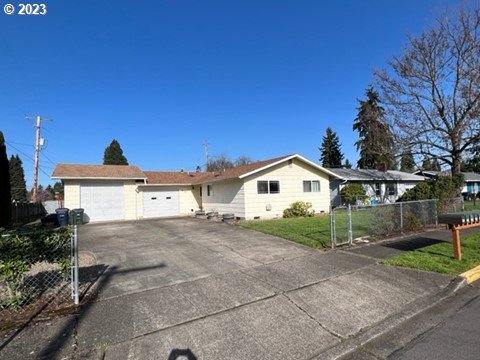 476 South 39th Place Springfield, OR 97478 - Photo 1 of 18 a view of a house with a yard and plants