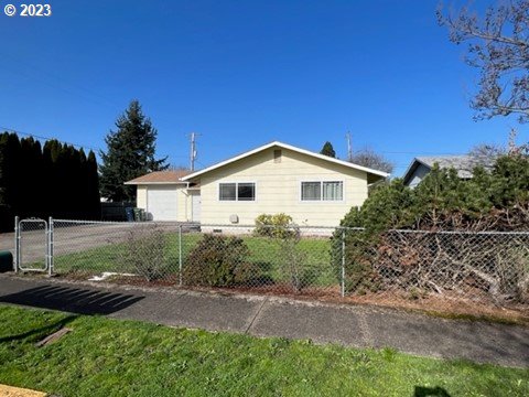476 South 39th Place Springfield, OR 97478 - Photo 3 of 18 a view of a backyard with plants and large trees
