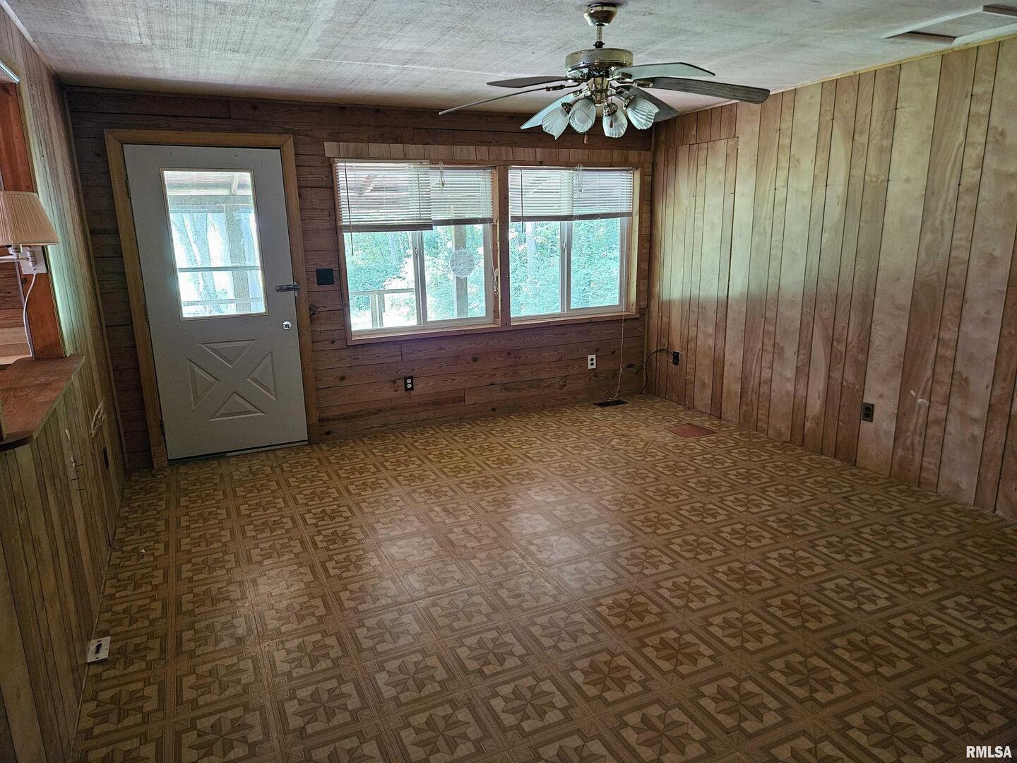 1233 West Harrison Road Murphysboro, IL 62966 - Photo 18 of 24 a view of an empty room with a window