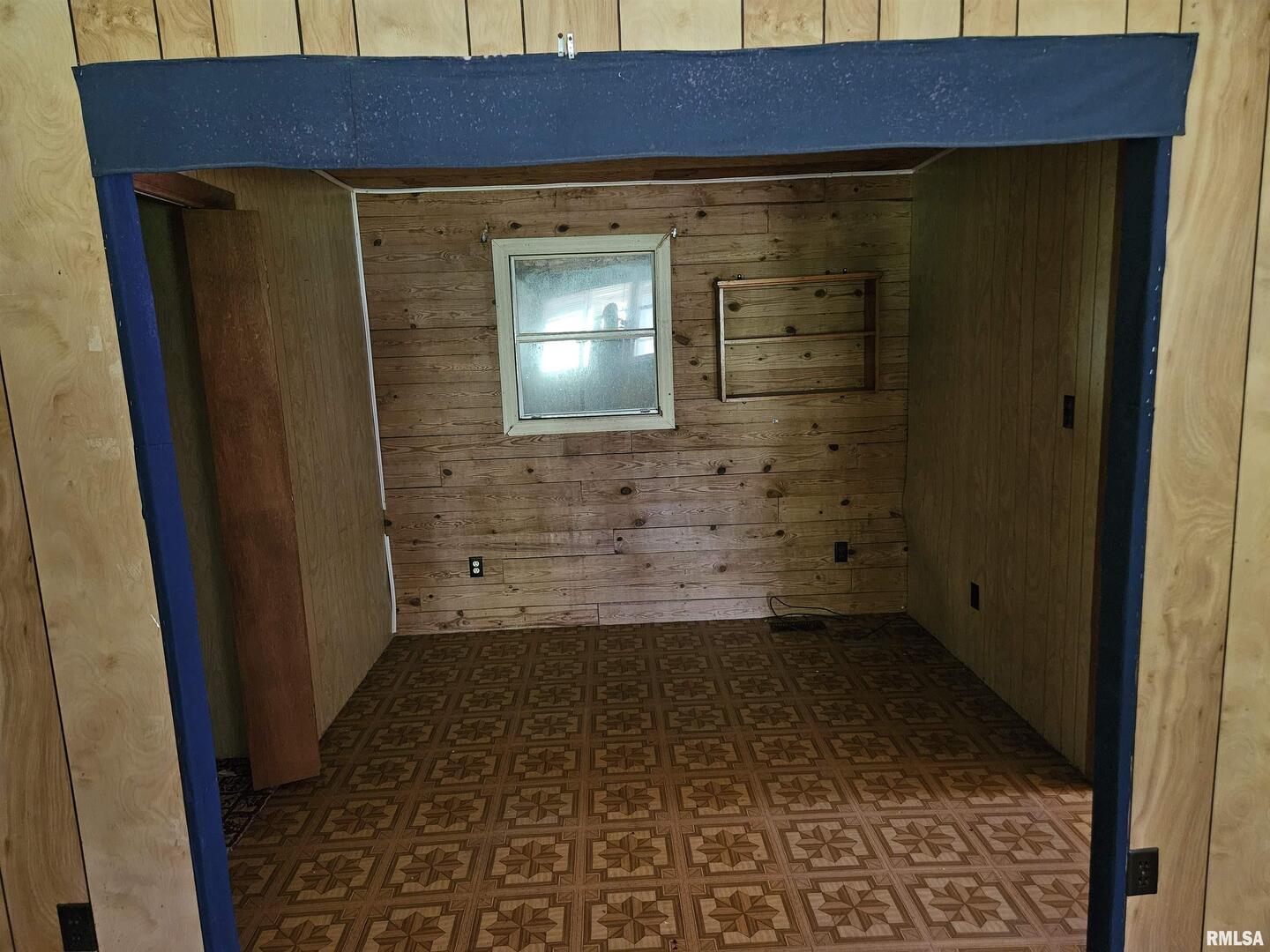 1233 West Harrison Road Murphysboro, IL 62966 - Photo 19 of 24 a view of a wooden door