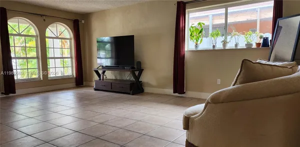 $4,400 | 880 East 26th Street, Hialeah, FL 33013