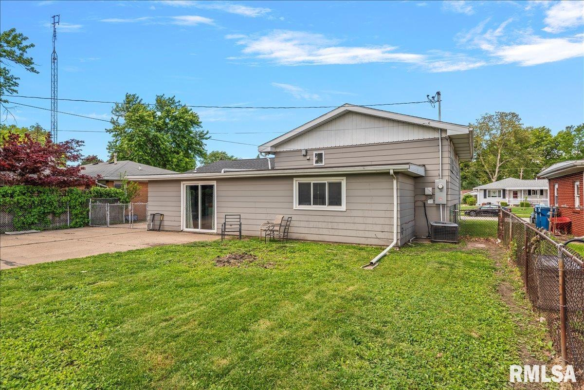 2128 Blackhawk Road Springfield, IL 62702 - Photo 22 of 25