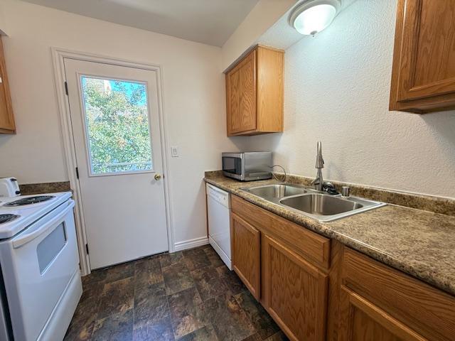 5145 East Lane Avenue, Unit 252 Fresno, CA 93727 - Photo 5 of 22 a kitchen that has a sink and a stove