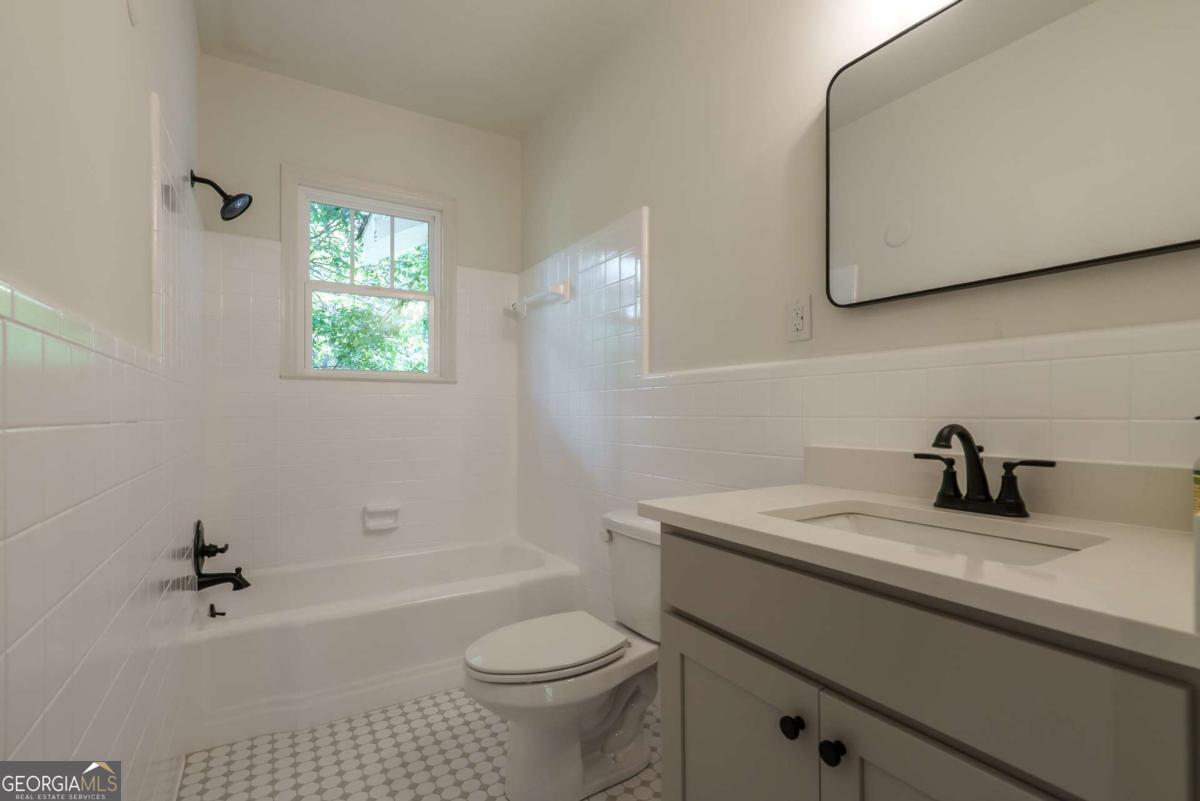 5380 Guthrie Road Loganville, GA 30052 - Photo 20 of 38 a bathroom with a sink a toilet and a bathtub