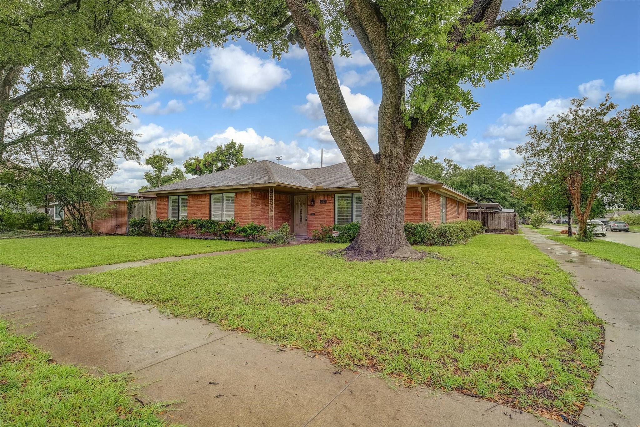 2123 Ridgecrest Drive Houston, TX 77055 - Photo 3 of 44