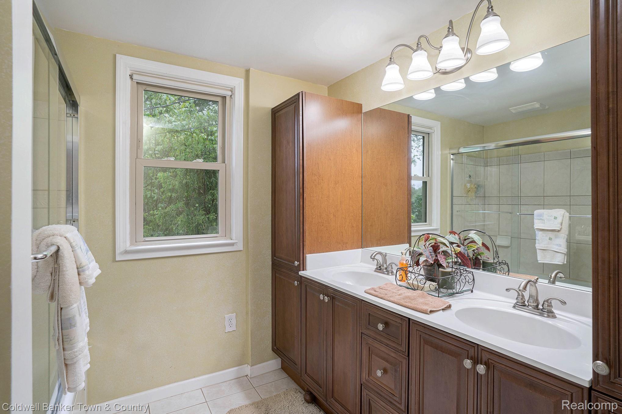 13845 Lone Tree Road Milford, MI 48380 - Photo 13 of 27 Updated Full Bath