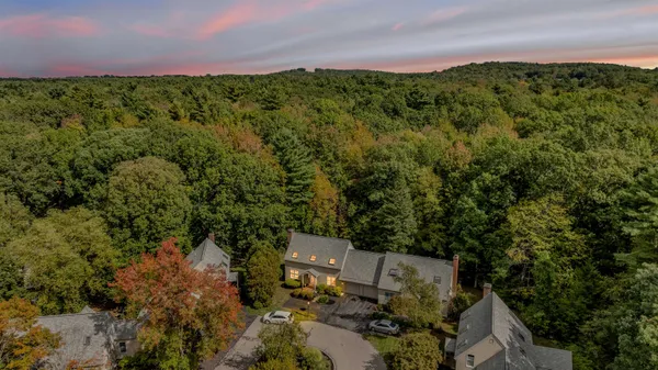 $560,000 | 40 Stratham Green Road, Stratham, NH 03885