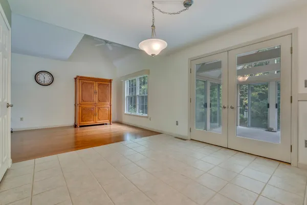 $560,000 | 40 Stratham Green Road, Stratham, NH 03885