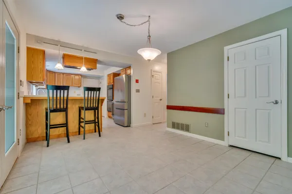 $560,000 | 40 Stratham Green Road, Stratham, NH 03885