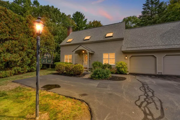 $560,000 | 40 Stratham Green Road, Stratham, NH 03885