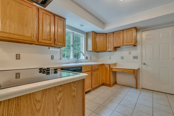 $560,000 | 40 Stratham Green Road, Stratham, NH 03885